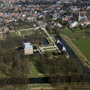 842199 Luchtfoto van kasteel Amerongen met het bijbehorende landschapspark (Drostestraat 20) te Amerongen, vanuit het ...